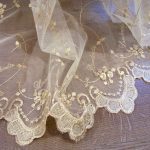 tulle dengan hiasan gambar sulaman