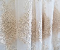 tulle avec des idées intérieures de broderie
