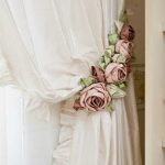 décoration de rideau avec des fleurs