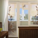 les rideaux de la chambre avec balcon sont lumineux