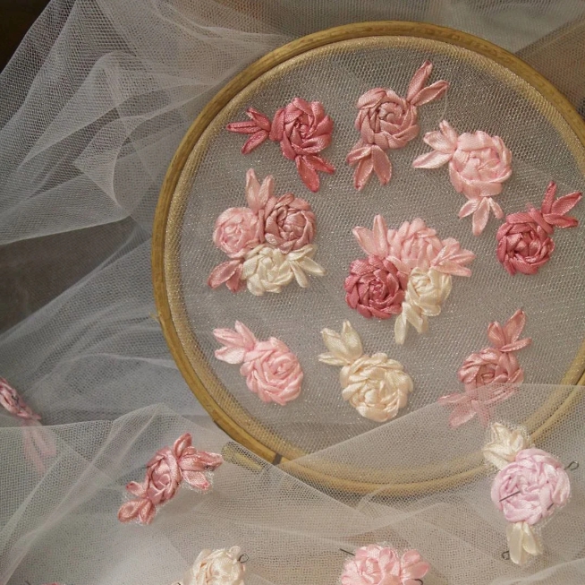 broderie avec des rubans de tulle