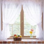 vải tuyn trắng đến ngưỡng cửa sổ