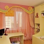 tulle dans la chambre d'enfant avec lambrequin