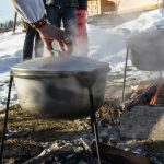 se tenir sous le chaudron sur le feu