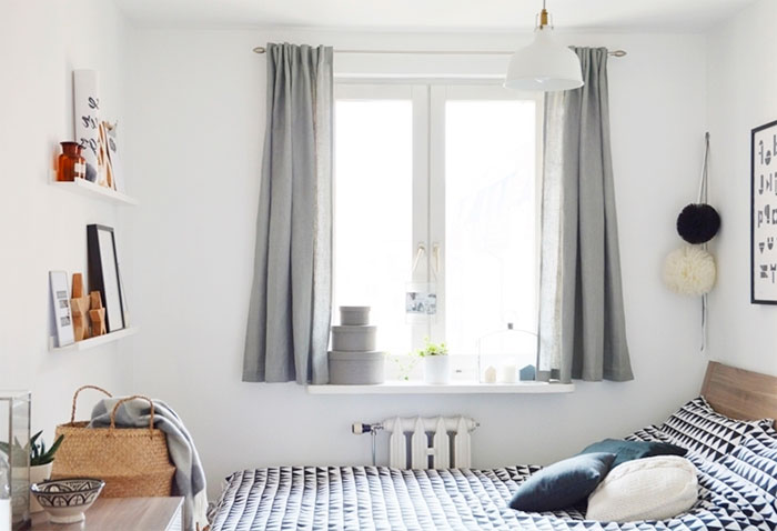 rideaux courts dans la chambre