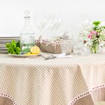 nappe sur la table pour la décoration de la cuisine