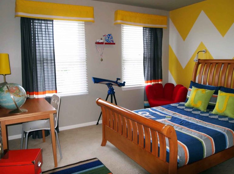 rideaux dans la chambre du garçon