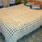 plaid de pompons sur le lit