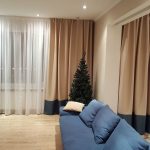 rideaux sur le ruban de rideau beige