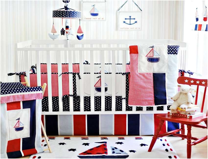 pare-chocs dans le berceau dans la chambre des enfants