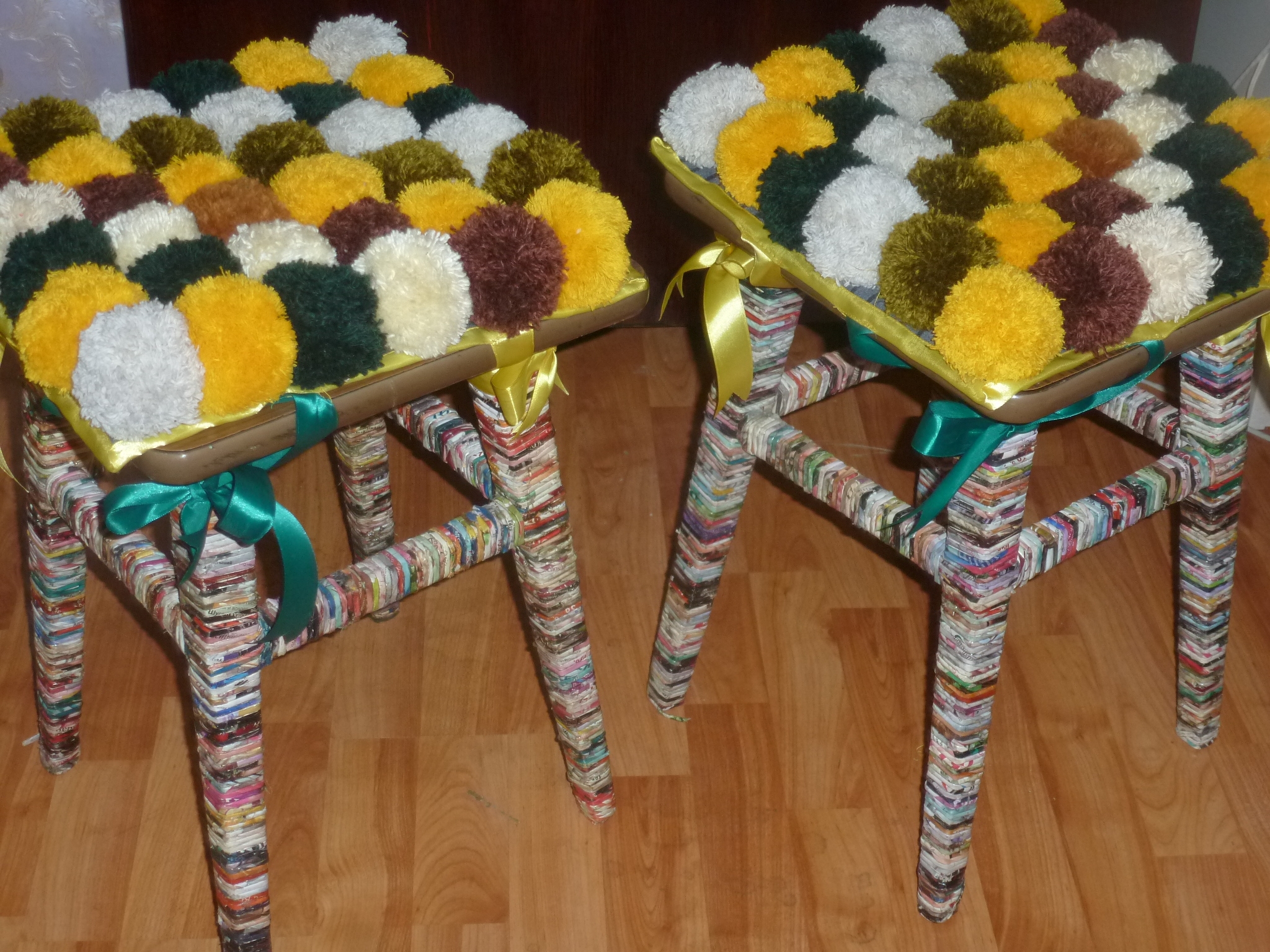 couvre tabouret pompon