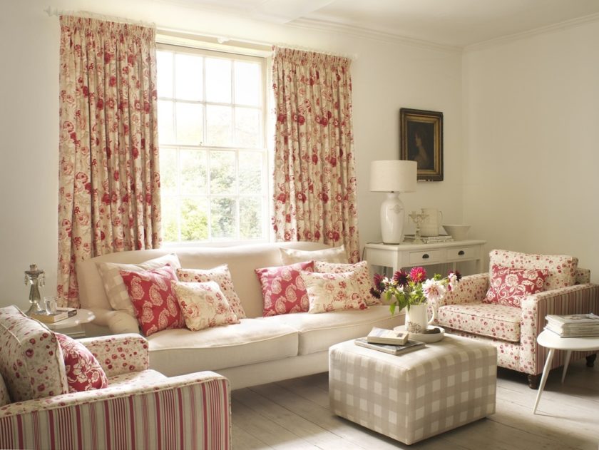 imprimé floral sur les rideaux