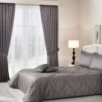eine Reihe von Vorhängen und Tagesdecken für das Schlafzimmer-Designfoto