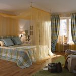 Eine Reihe von Vorhängen und Tagesdecken für das Schlafzimmer-Fotodekor