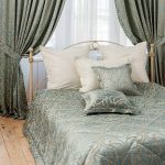 Eine Reihe von Vorhängen und Tagesdecken für die Fotooptionen im Schlafzimmer