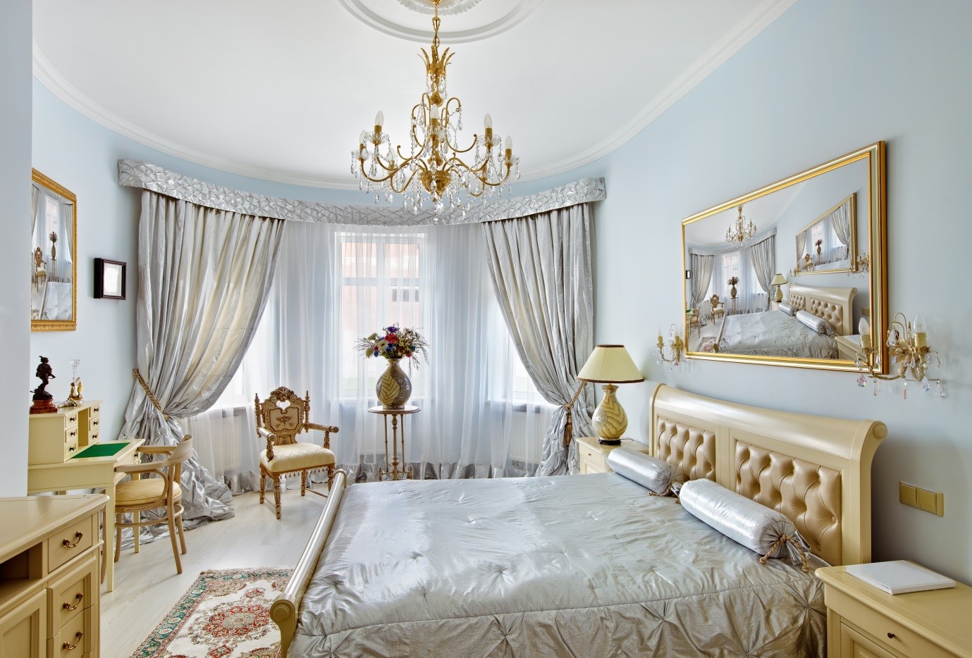 eine Reihe von Vorhängen und Tagesdecken für Schlafzimmer-Design-Ideen