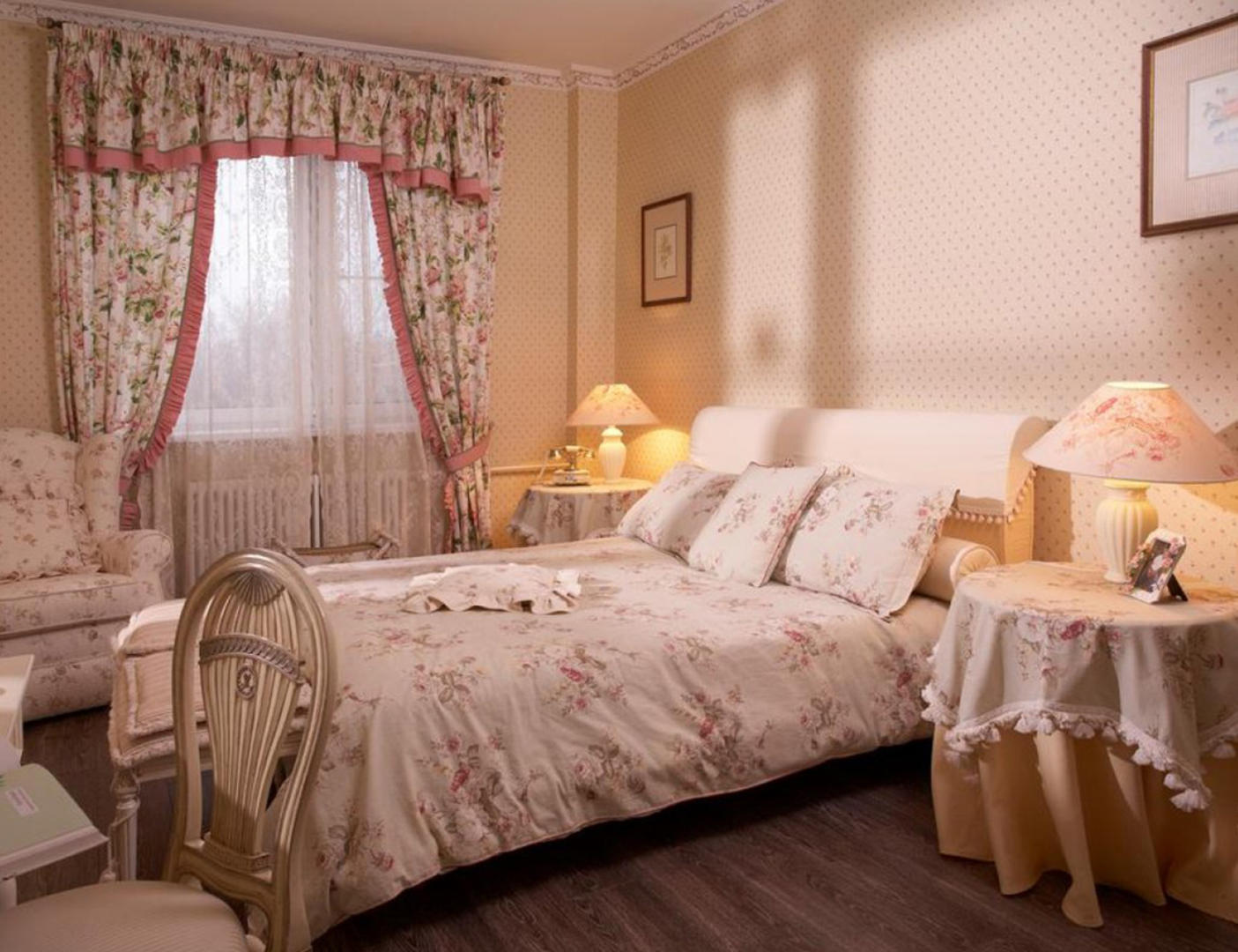eine Reihe von Vorhängen und Tagesdecken für die Schlafzimmer-Fotodekoration