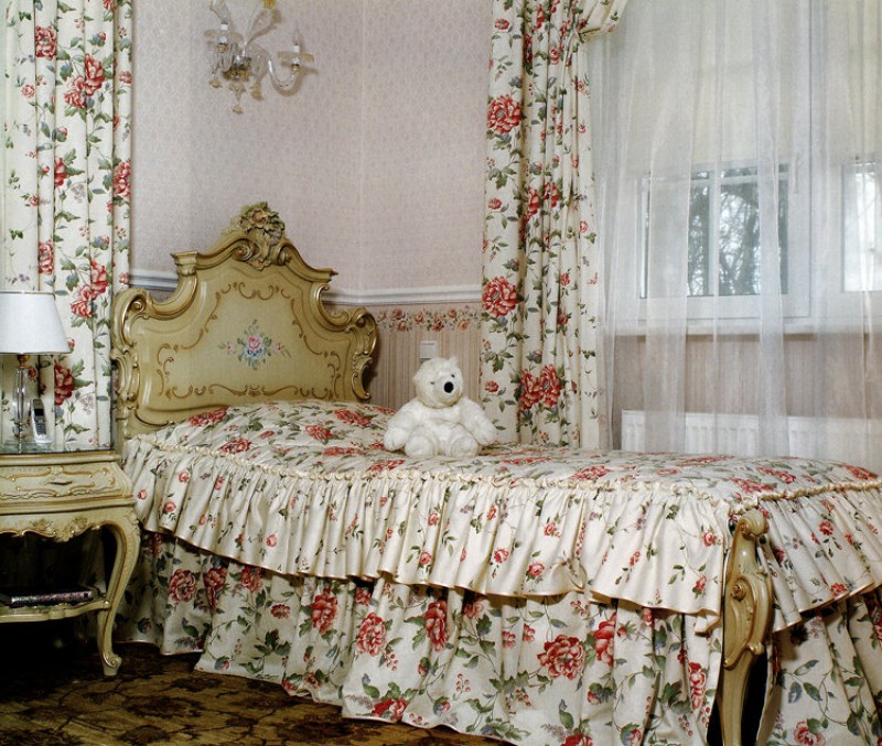 Eine Reihe von Vorhängen und Tagesdecken für die Fotooptionen im Schlafzimmer