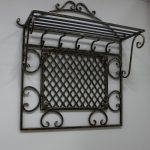 cintres forgés dans le décor du couloir