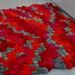 tapis de pompons dans le couloir