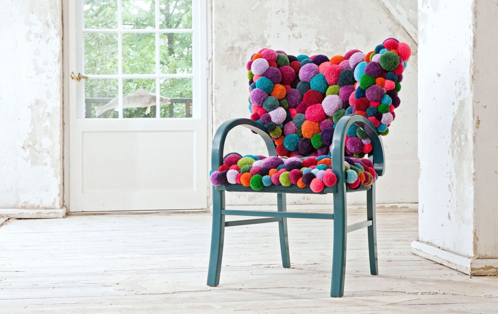 tapis de pompons sur la chaise photo