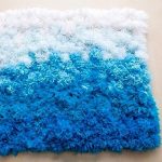 tapis de pompons sur le sol