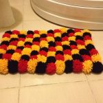 tapis de pompons à la salle de bain