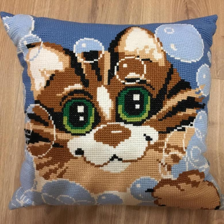 magnifique oreiller kitty cross