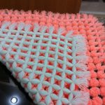 couverture à pompon bicolore