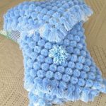 couverture pompon bleu