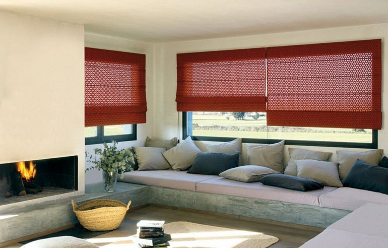 rideaux courts rouges dans le salon