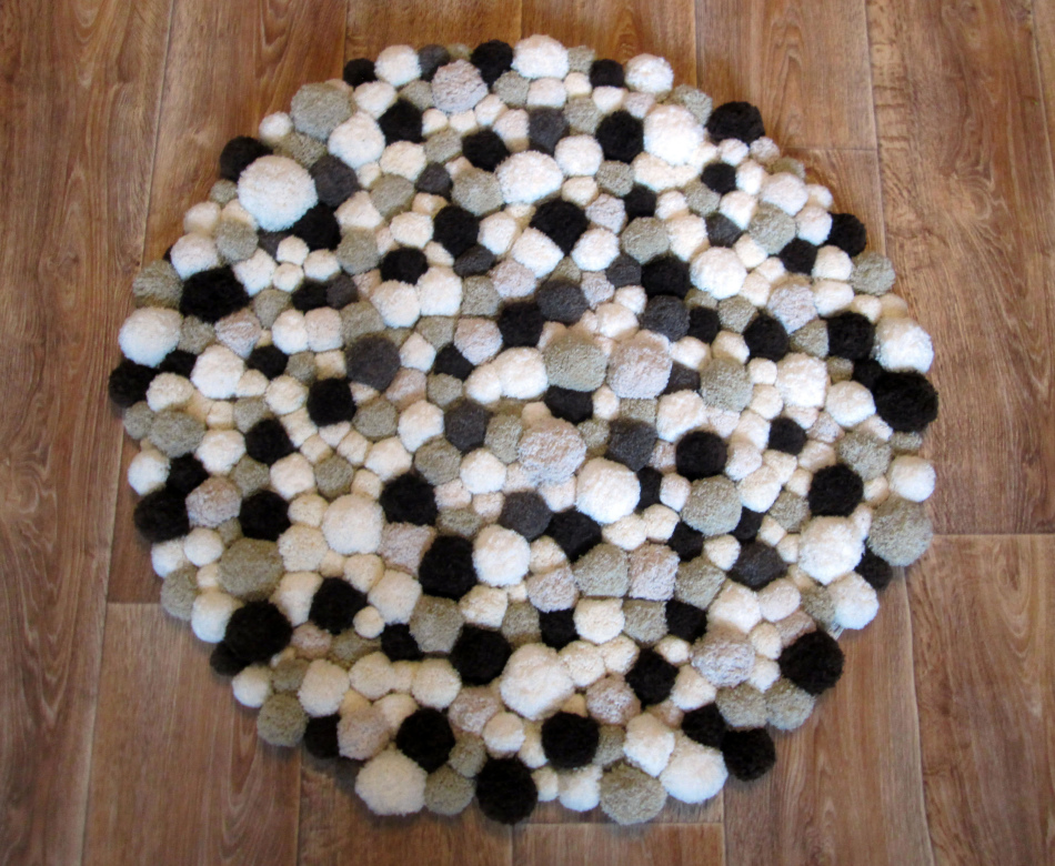 tapis rond de pompons