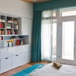 rideaux dans la chambre d'un adolescent à la mode