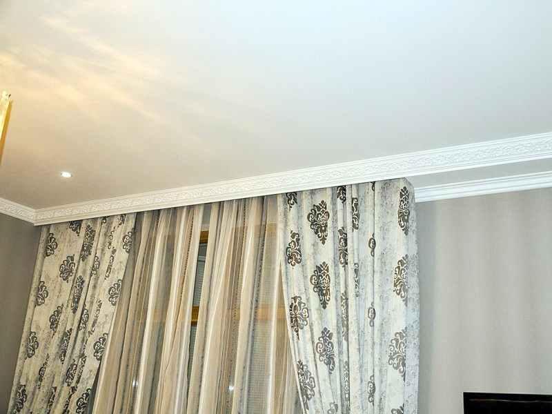 niche pour rideaux dans la conception du plafond tendu
