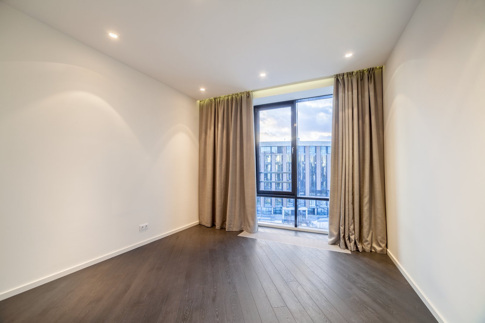 niche pour rideaux dans la conception de photo de plafond tendu