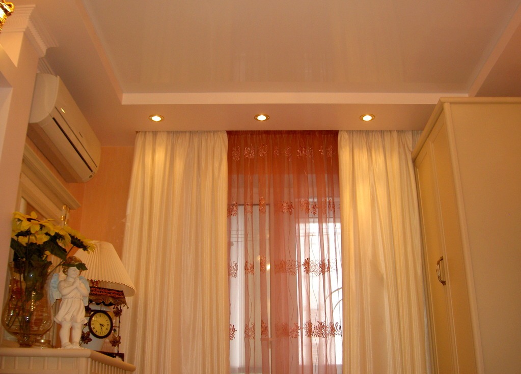 niche pour rideaux dans les idées de conception de plafond tendu
