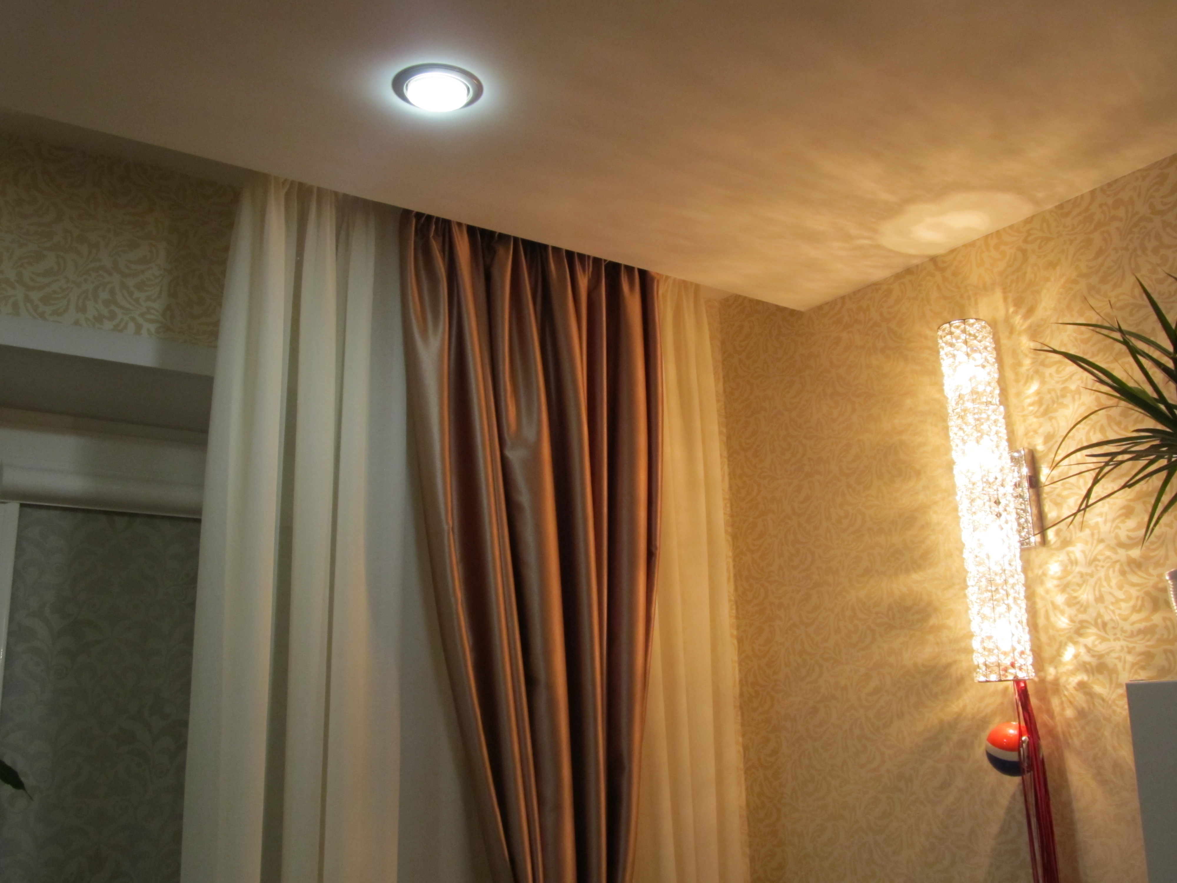 niche pour rideaux dans les idées de plafond tendu