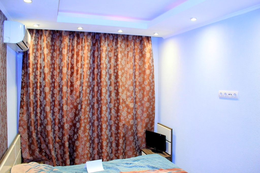 niche pour rideaux dans la décoration de plafond tendu photo