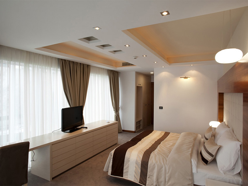 niche pour rideaux dans le plafond tendu