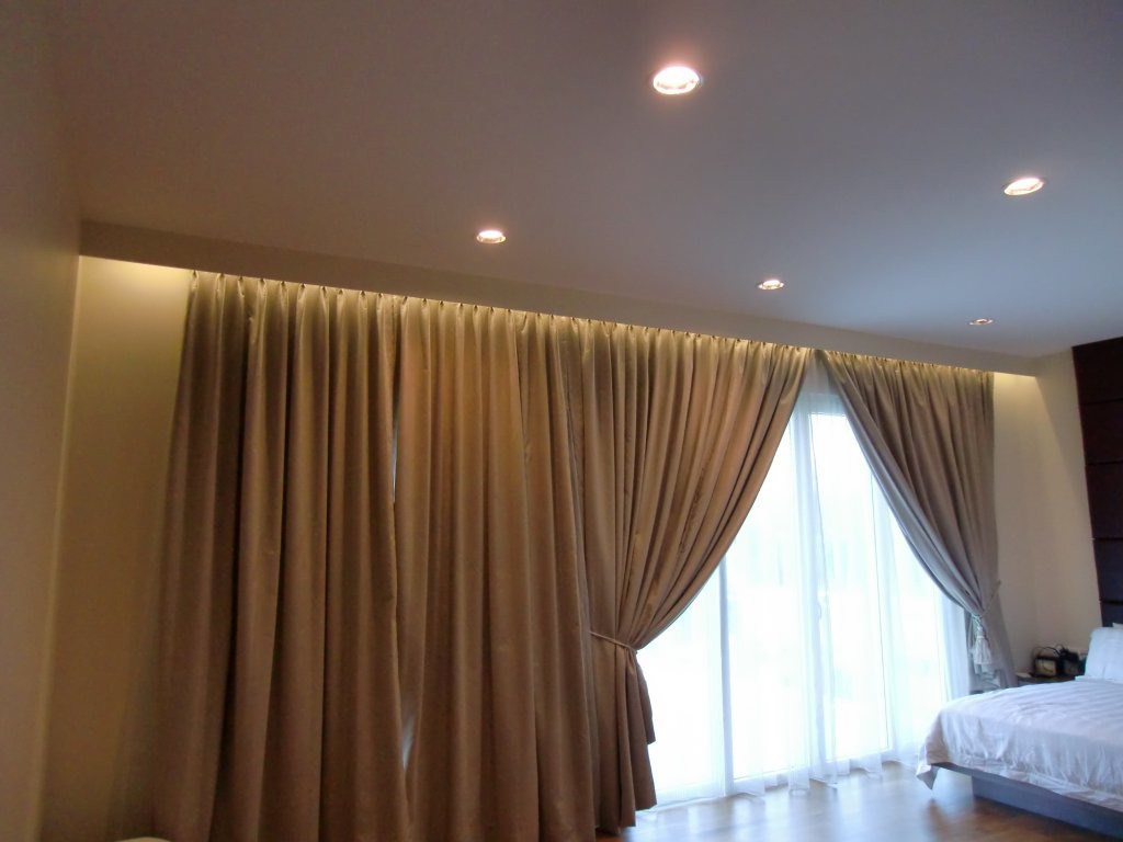 niche pour rideaux dans l'éclairage de plafond tendu