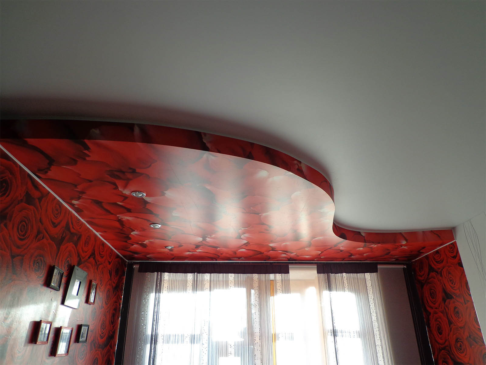 niche pour rideaux dans le plafond tendu avec leurs propres mains