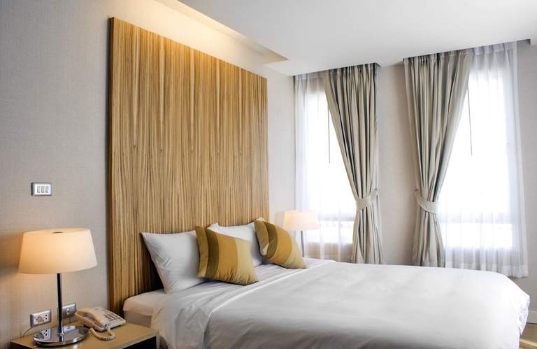 niche pour rideaux dans le plafond tendu