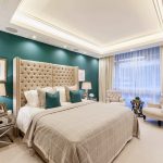 plafond suspendu et rideaux dans la chambre