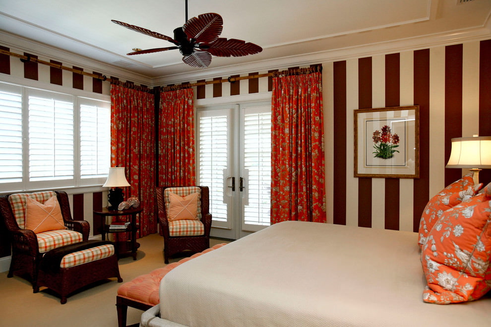 rideaux dans la chambre avec des stores