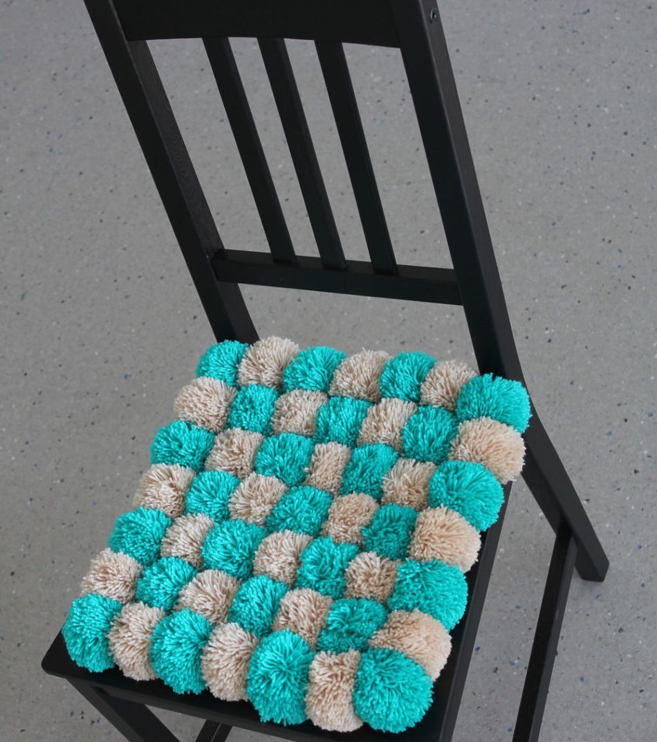 selle de pompons sur la chaise