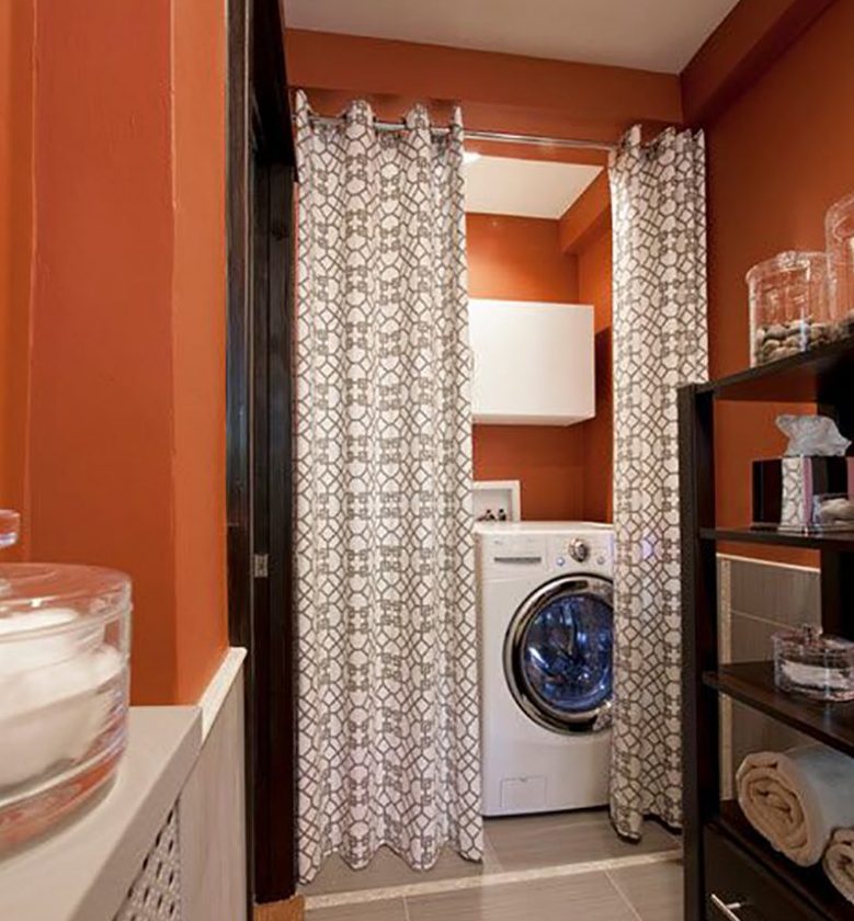 rideau sur le placard à la salle de bain
