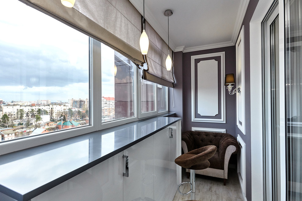 stores romains sur le balcon