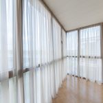rideaux sur l'aménagement intérieur du balcon