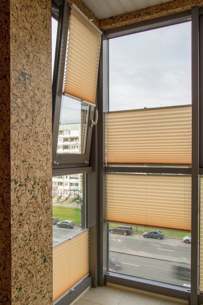 rideaux plissés sur le balcon