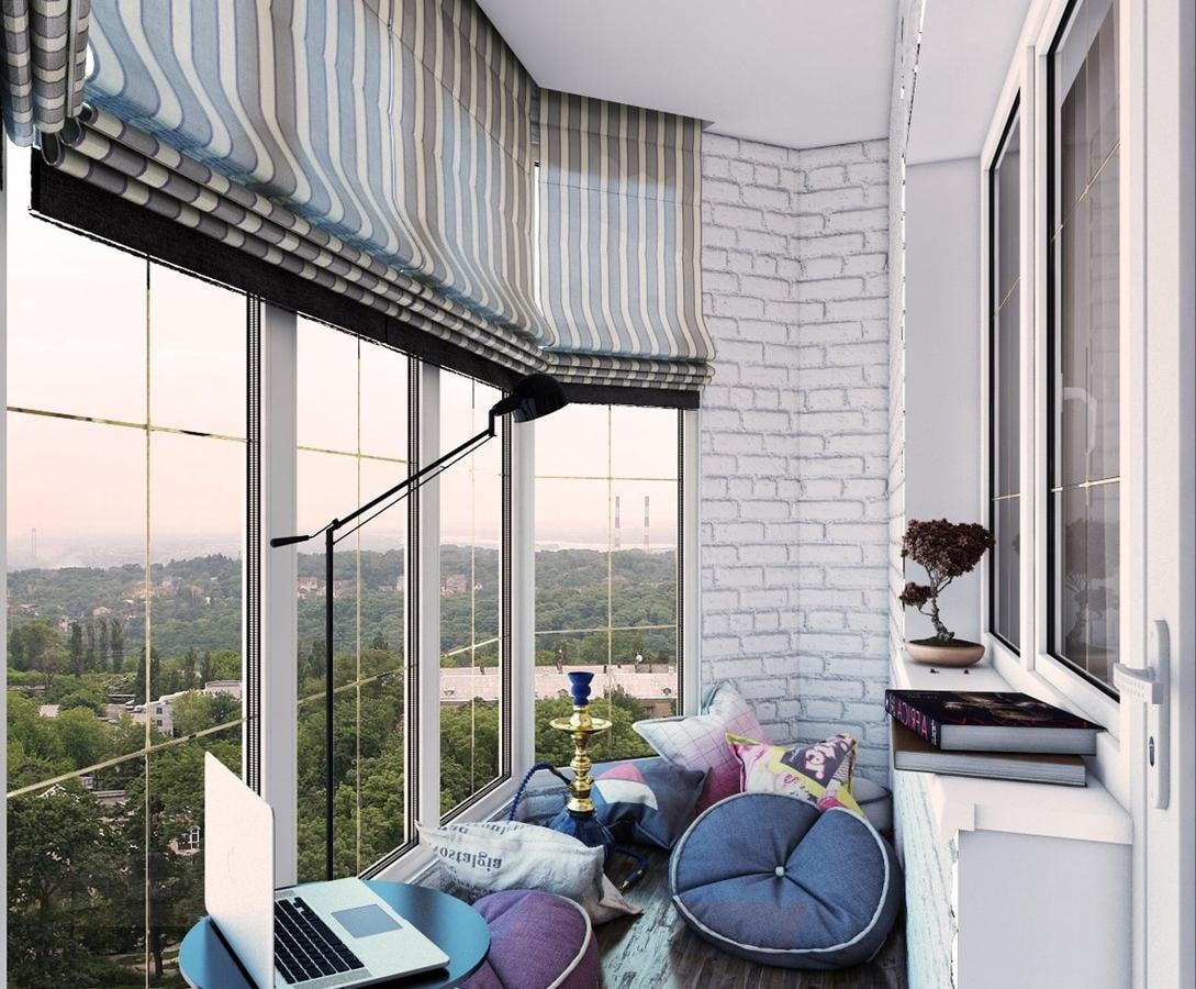 rideaux sur le balcon romain